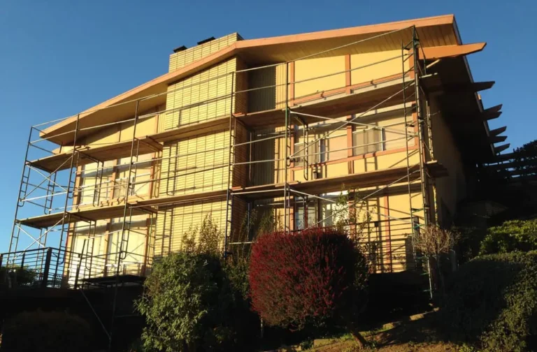 Modern residential exterior scaffold system installed by Glendale Scaffolding Rental