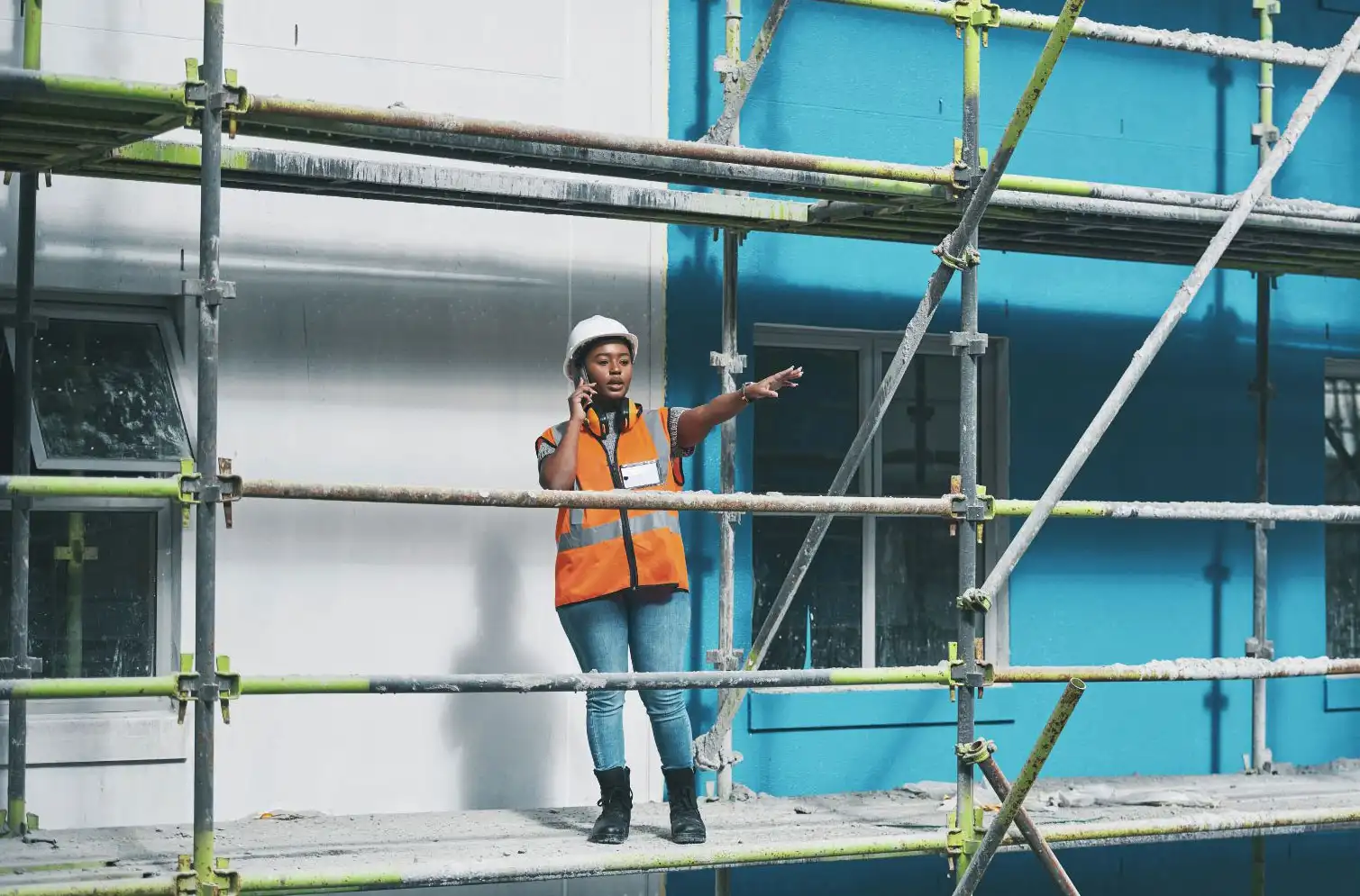 Construction supervisor standing on scaffold platform provided by Glendale Scaffolding Rental